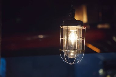 Koyu arkaplanda bir ampul