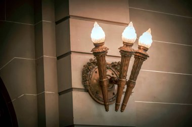 Duvarın içinde eski bir lamba var.