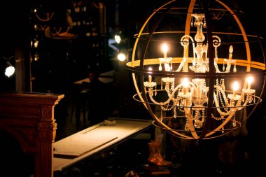 İçerideki eski model lamba.