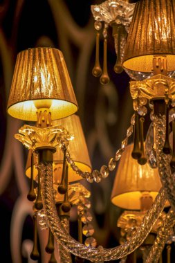 Tavanda klasik avize var.