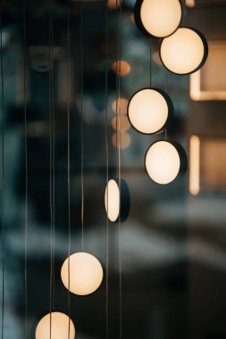 Bir lambayla ahşap bir masaya yaklaş.