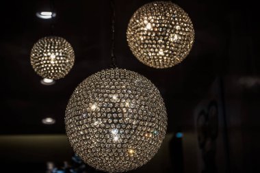 Siyah arka planda güzel bir noel süslemesi