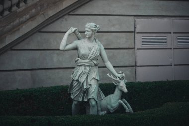 Parktaki bir adamın heykeli.