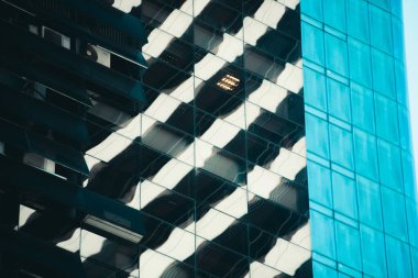 Yansımalı modern ofis binası