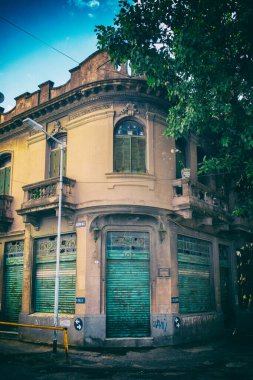 Şehirde terk edilmiş eski bir ev.