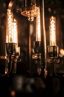 Kahve yapan bir kafede lamba.