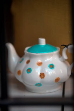 Odadaki masada bir çaydanlık var.