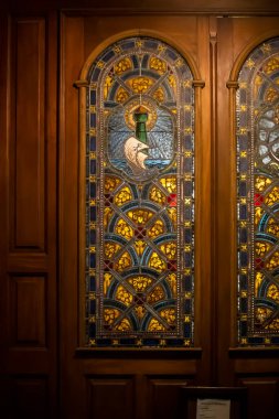 Pencereli eski ahşap kapı