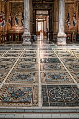 Eski tiyatro binasının içinde.