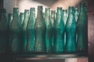 boş şişeler satırda