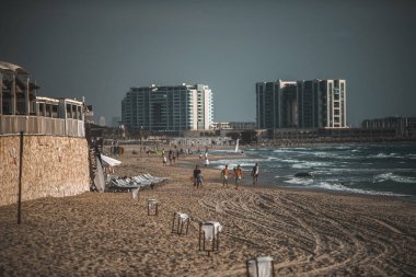 Sahilde yürüyen bir grup insan. 