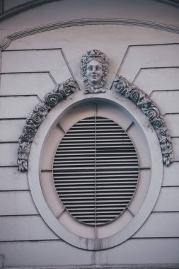 Şehrin tarzındaki eski pencere