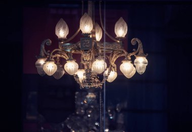 Tavanda asılı eski bir lamba