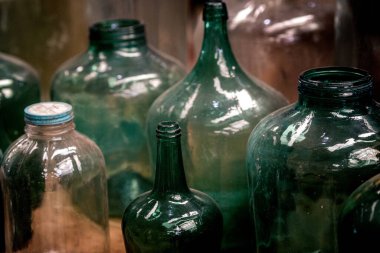 Ahşap bir arka planda şarap şişeleri