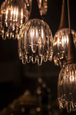 Mutfakta çok güzel bir avize var.