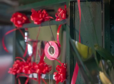 Güzel kırmızı kurdele