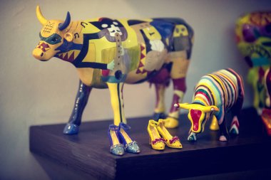 Şirin inek heykelcikleri yakın çekim görüntüsü