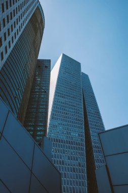 Mavi gökyüzü olan modern ofis binası