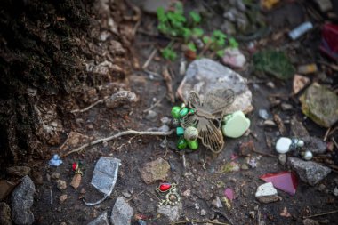 Yerdeki kırık nesnelerin görüntüsünü kapat
