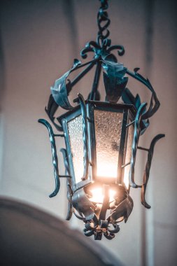 Ahşap arka planda eski bir fener