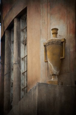 Pencereli eski taş duvar