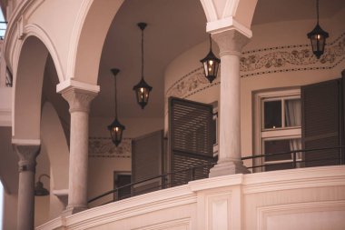 Şehirdeki bir binanın içinde.