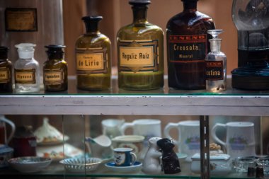 Farklı boyutlarda eski metal şişeler. 