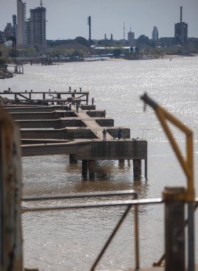 Bulutlu bir günde eski iskele manzarası