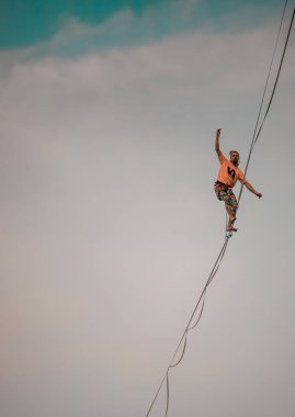 Buenos Aires, Arjantin 3 Mart 2019: Buenos Aires şehir merkezinde ip üzerinde yürüyen kablo sanatçısı