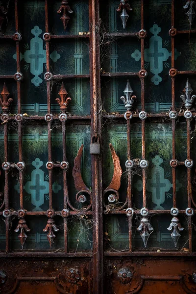 Vieja Puerta Metal Oxidado Con Una Cerradura —  Fotos de Stock
