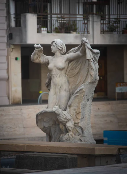 Posąg Kobiety Parku — Zdjęcie stockowe