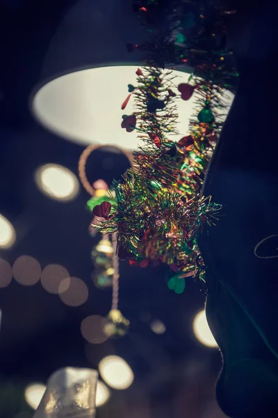 Χριστουγεννιάτικο Δέντρο Διακοσμήσεις Και Γιρλάντα Φώτα — Φωτογραφία Αρχείου