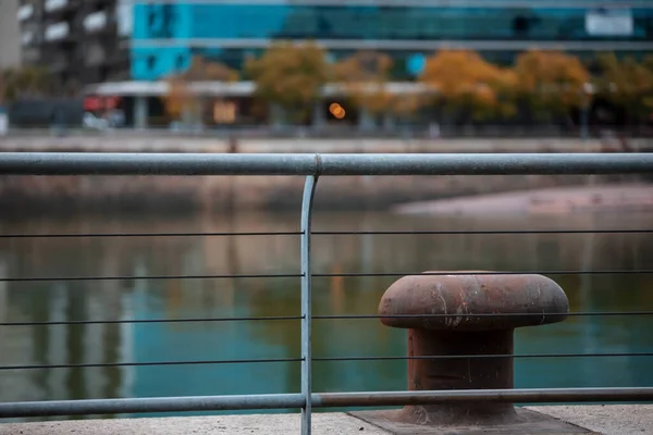 手すりと水の背景を持つ金属製のフェンス — ストック写真