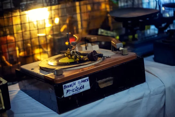 Κοντινή Προβολή Του Vintage Turntable Στο Τραπέζι — Φωτογραφία Αρχείου