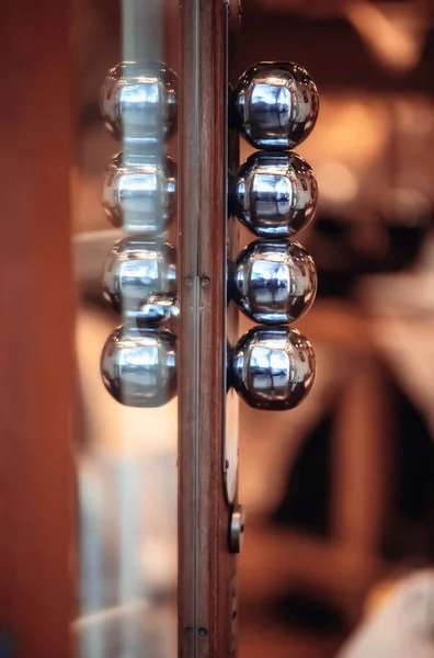 Old Metal Balls Handle Door — 图库照片