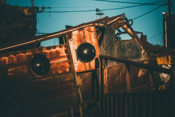 市内の古い錆びた金属製機関車は — ストック写真