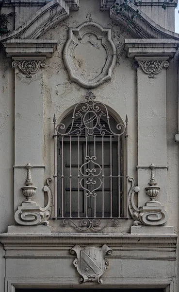 Altes Fenster Mit Einer Metalltür — Stockfoto