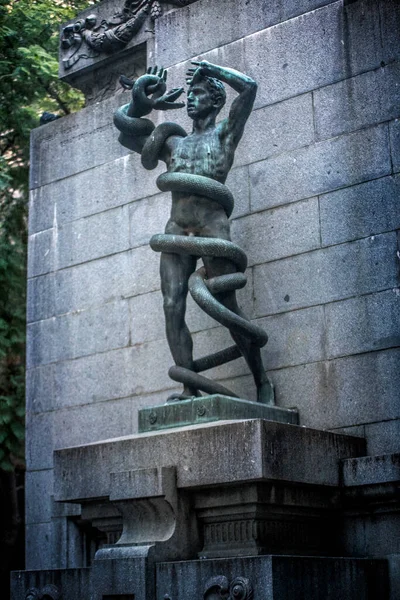 Άγαλμα Ενός Άνδρα Στο Πάρκο — Φωτογραφία Αρχείου