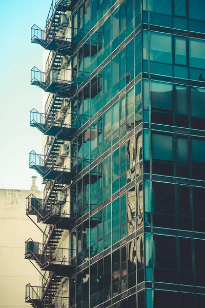 Şehrin modern binası