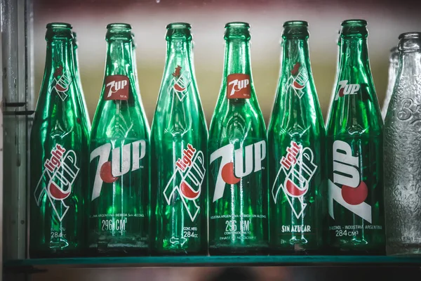 Limonata şişelerinin yakın plan görüntüsü.