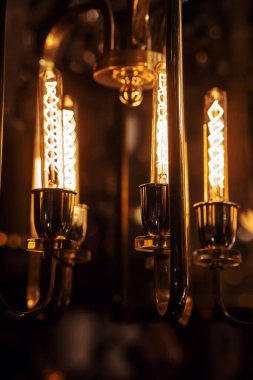 Kilisede parlayan bir lambayı kapat.