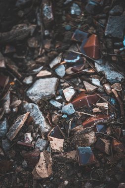 Yerdeki kırık nesnelerin görüntüsünü kapat