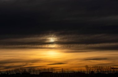 Denizin üzerinde güzel bir gün batımı