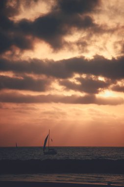 Denizin üzerinde gün batımı