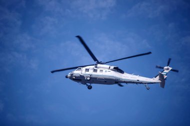 Gökyüzündeki askeri helikopter.