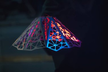 Parlayan neon ışıkları olan soyut arkaplan