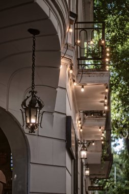 Şehirdeki eski ahşap fener