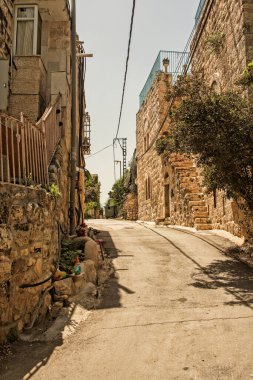 Şehirde terk edilmiş eski bir ev.