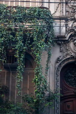 Pencereli eski ahşap kapı