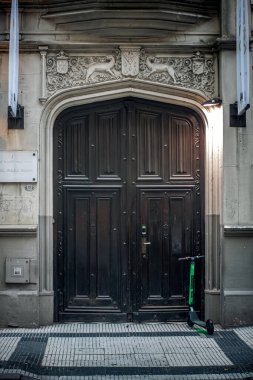 Pencereli eski ahşap kapı